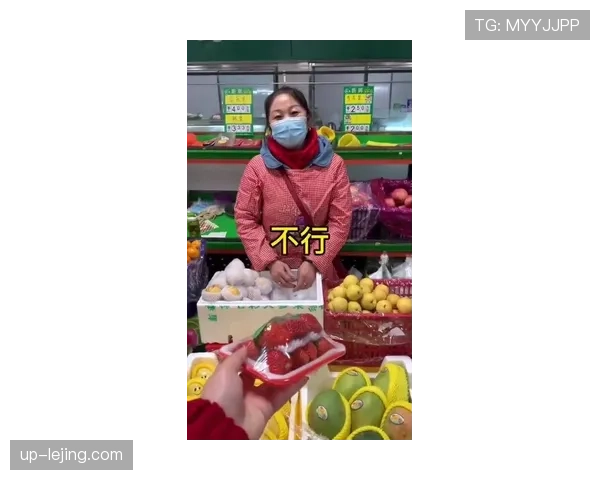 杨威去菜市场那张照片在群里疯传，拖鞋配名表的反差也太绝了